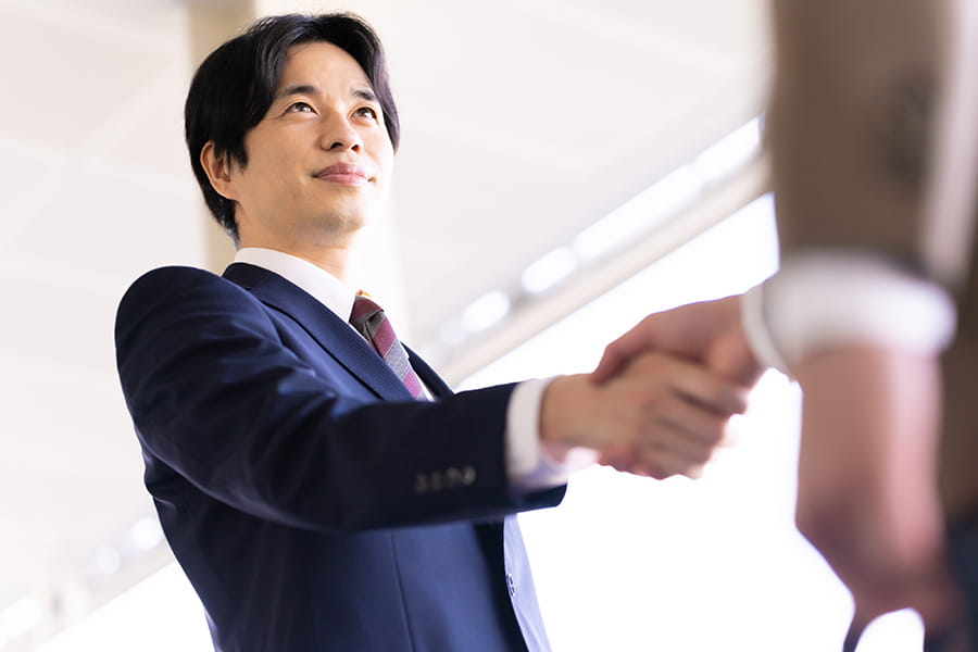 採用